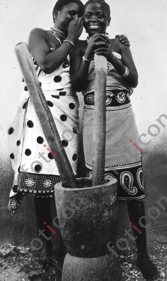 Zwei föhliche Mädchen | Two cheerful girls - Foto foticon-simon-192-031-sw.jpg | foticon.de - Bilddatenbank für Motive aus Geschichte und Kultur